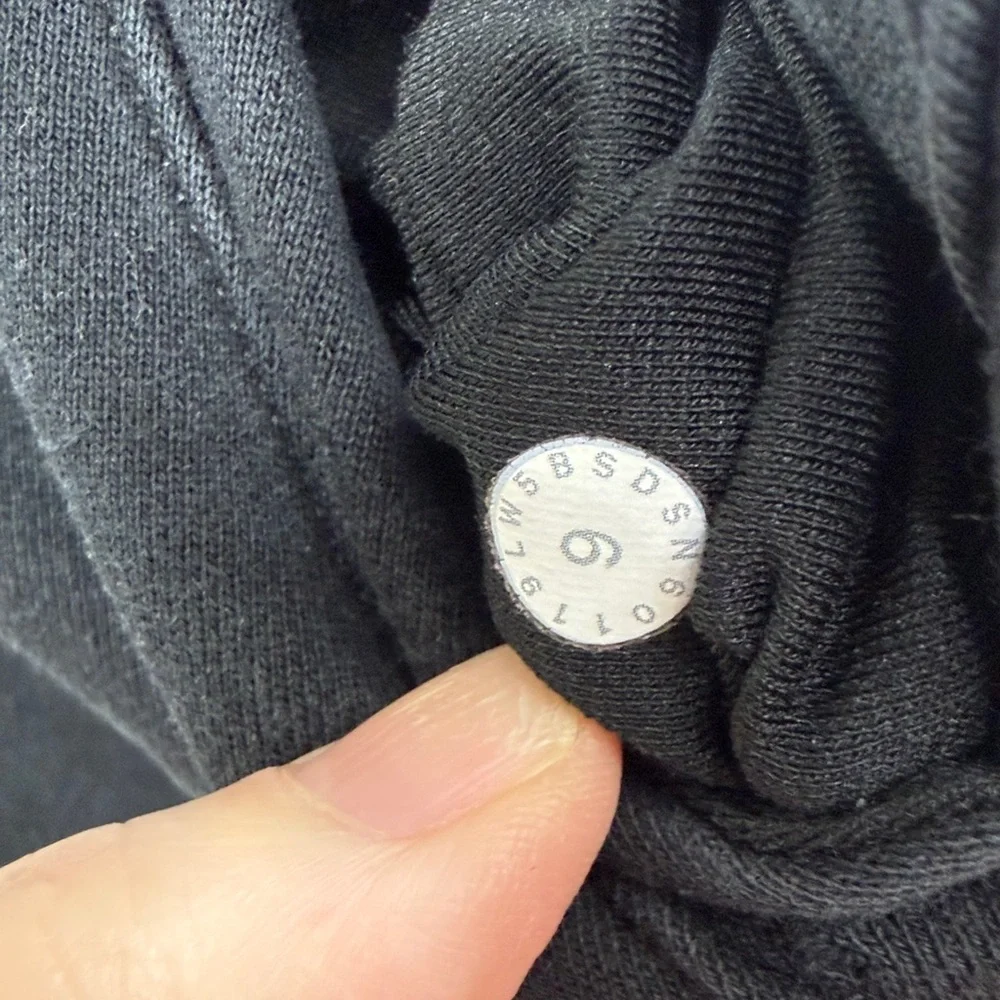 Lululemon women’s black sweatpants joggers size 6.